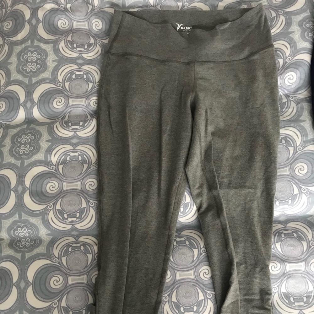 Old Navy Capri leggings, grey, L w cutout